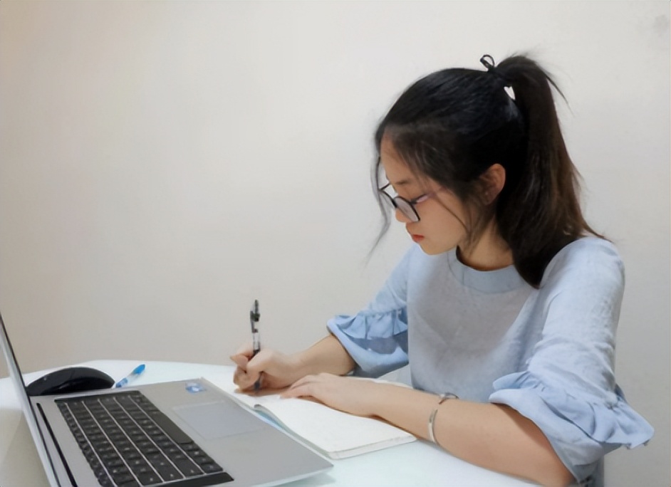 湖南河南等地，多所高校宣布取消五一小长假，在校大学生哭笑不得