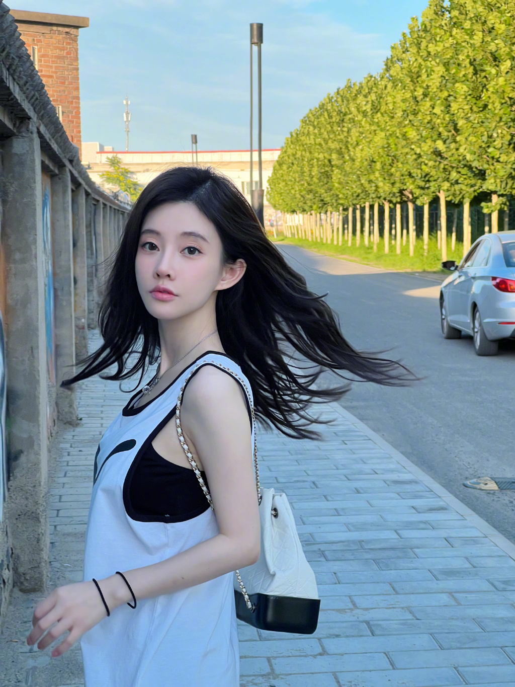 走出谣言风波，冯提莫晒出游自拍照心情好，粉丝：退场一米二