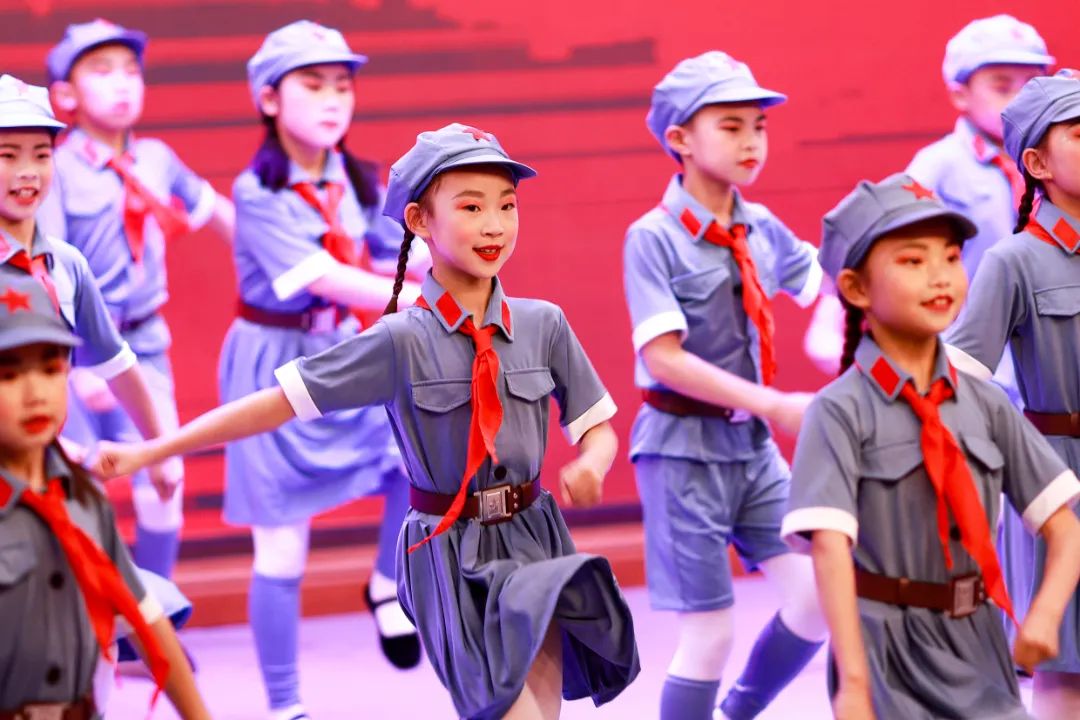 华阳实验小学举行“童星耀五月·艺术绽花开”群舞比赛（续）