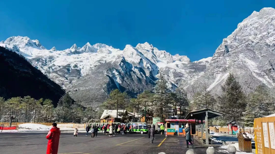 在云南丽江就能感受“北国风光”，2小时即达，春节假期开启赏雪玩冰模式吧