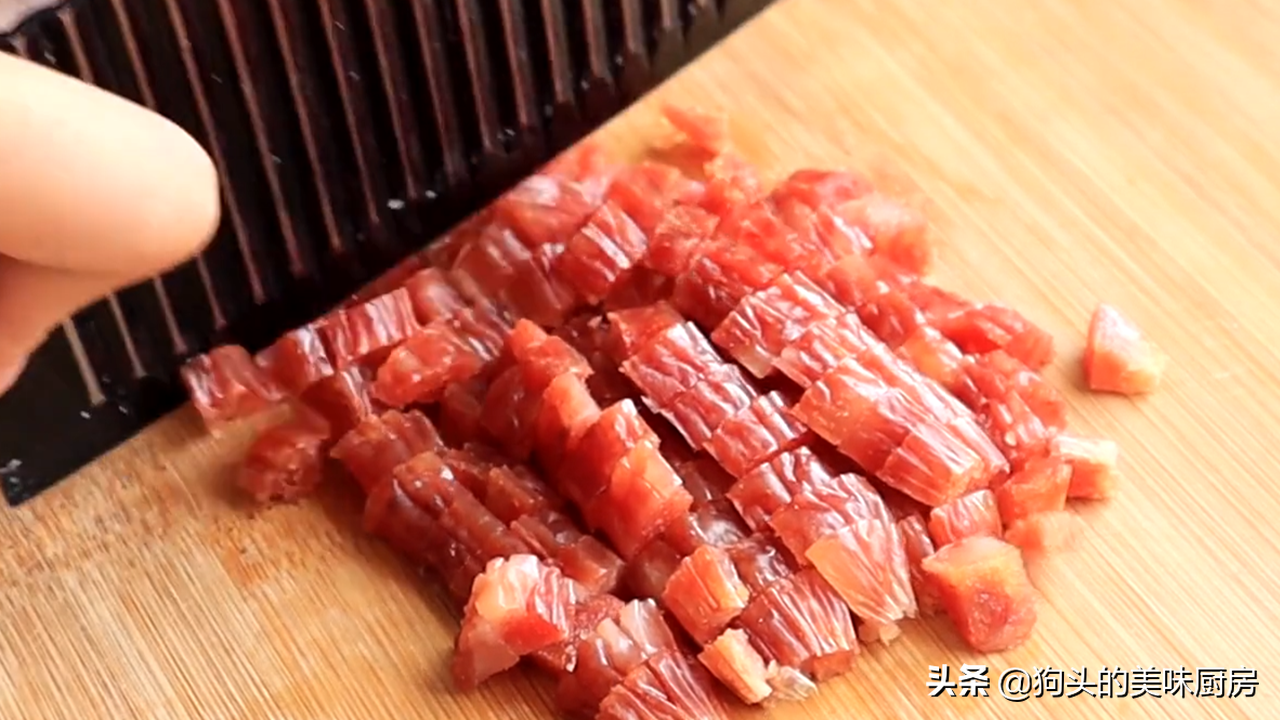 吃芋头的季节，我家经常这样做，咸香软糯做法简单，一大盘都吃光