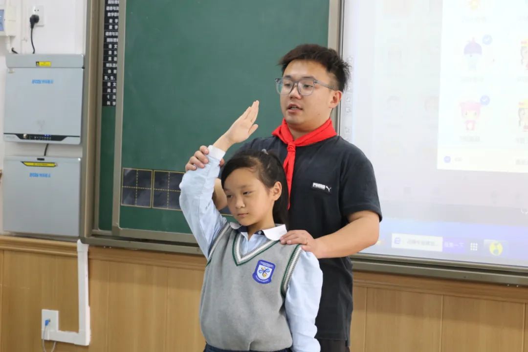 成都市双流区实验小学外国语学校有序推进新队员入队仪式课程
