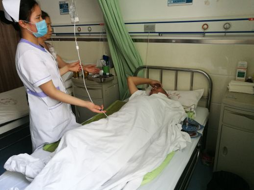 母亲精神病，弟弟脑瘫，安徽25岁女孩每天搂着弟弟睡觉，如今怎样