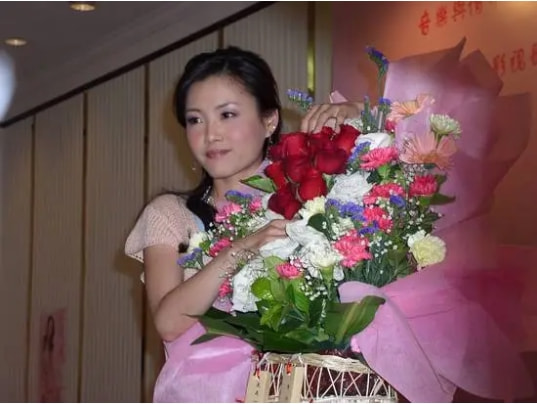 歌手戴娆：和谢东有过一段情，38岁嫁清华学霸，结婚12年无绯闻