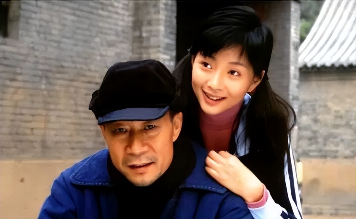 前夫入狱10年，与李金羽无疾而终，“水蜜桃”殷桃如今怎样了？