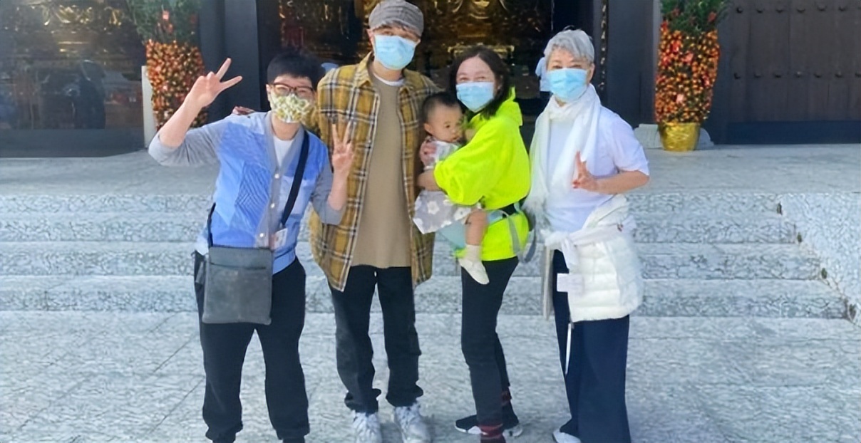 古巨基妻儿近照曝光，2岁儿子越长大越像老爸，为妈妈唱歌过节