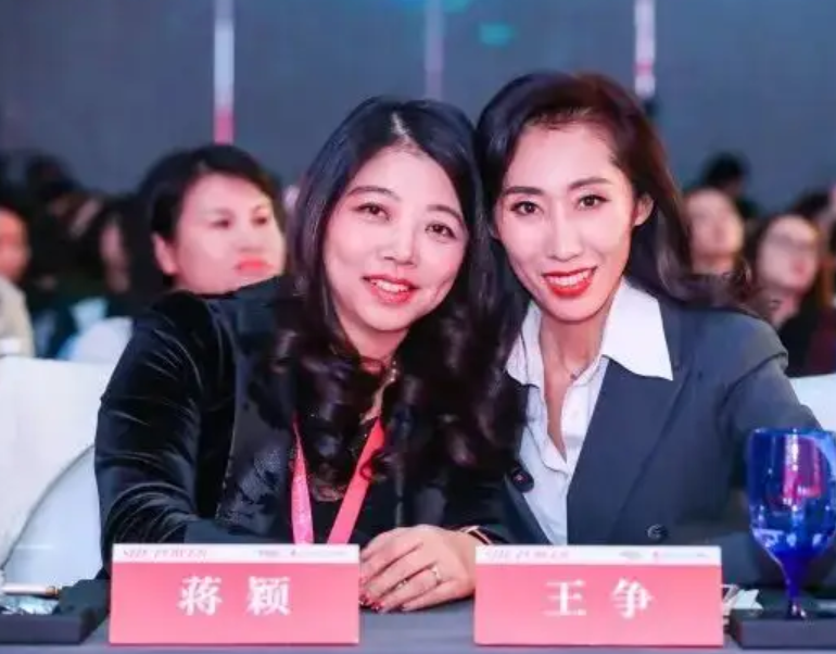 重庆女孩大二退学，35岁离婚，37岁卖房学飞行，43岁环球单飞成功