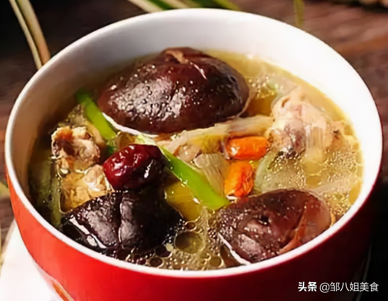 炖鸡汤，记住“加2步放3样”，炖好后鸡汤鲜香无腥，浓郁好喝