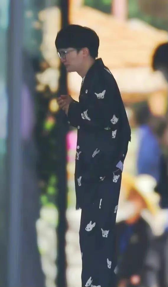 白鹿蔡徐坤睡衣造型，慵懒居家风格，睡意朦胧的样子好可爱