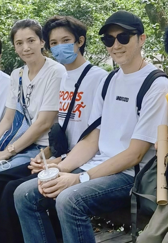 张智霖儿子晒撸猫日常，魔童眼神温柔颜值高，费曼留言梦幻联动