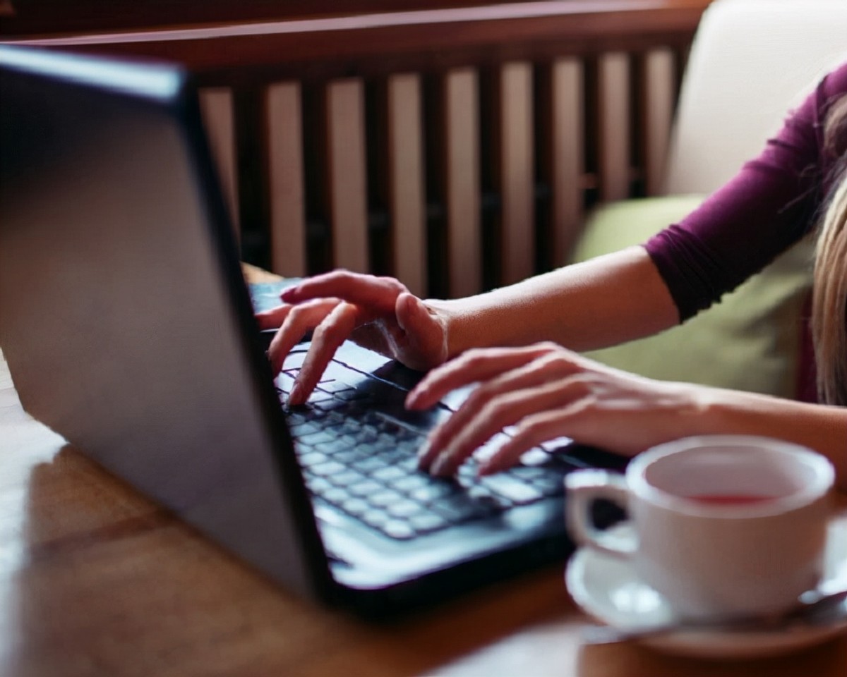 2004年，五旬老汉“易容”，骗财骗色22岁女大学毕业生