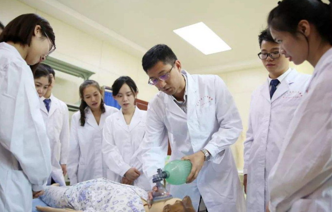 医学类高校前30名榜单出炉，协和仅排第四名，湘雅开始走下坡路