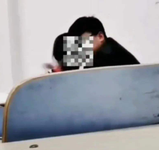 被PUA还无动于衷？高校男生多次掌掴女友，处理后续让人不敢苟同