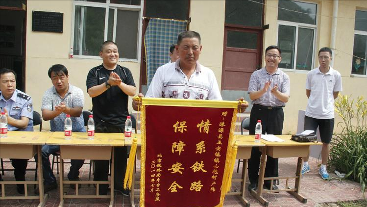 油罐火车被放羊人拦住，政府却奖励了30万元，他后来过得咋样？