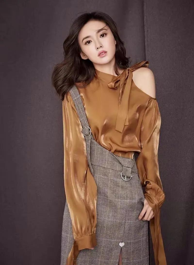 江铠同貌美如花，气质优雅