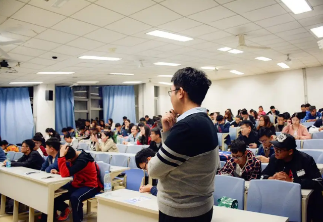 自称交不起网费的深大教师，月薪被曝光，真实到手工资令人意外