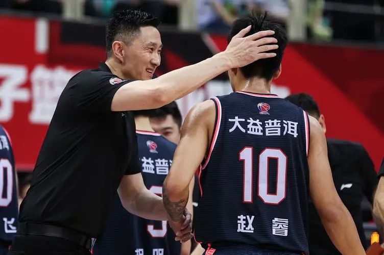 nba的教练为什么都很老(做球员的时候很牛逼，为何退役后当教练就不行？帝哥来聊聊原因)