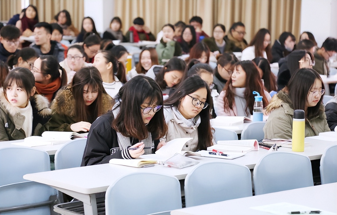 大学生面对心理测试表，乱填一通后，被辅导员“请”到了办公室