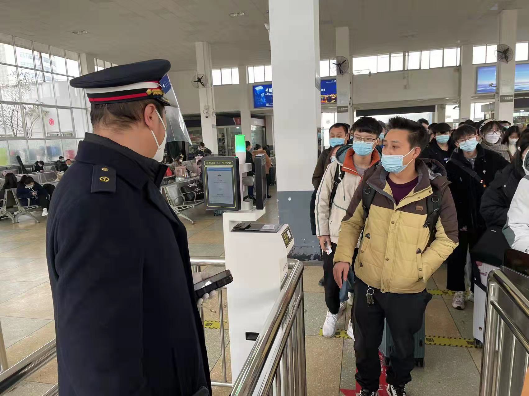 武陵山里的车站充满爱