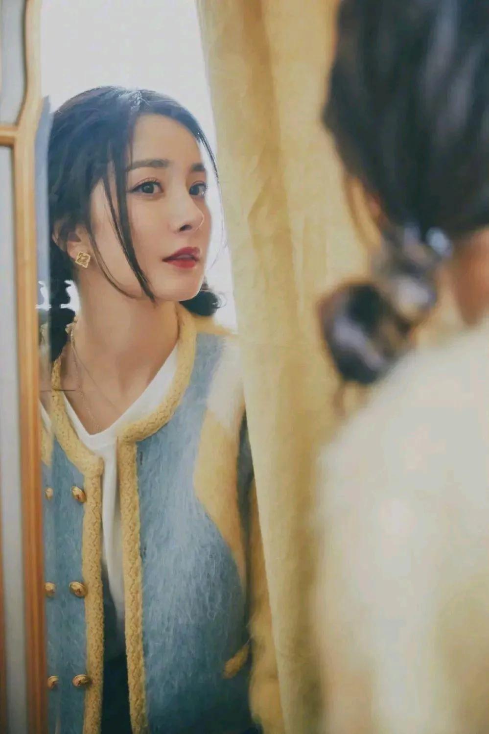 杨幂双尾麻花辫少女风—清新装扮，青春靓丽，俏皮灵动