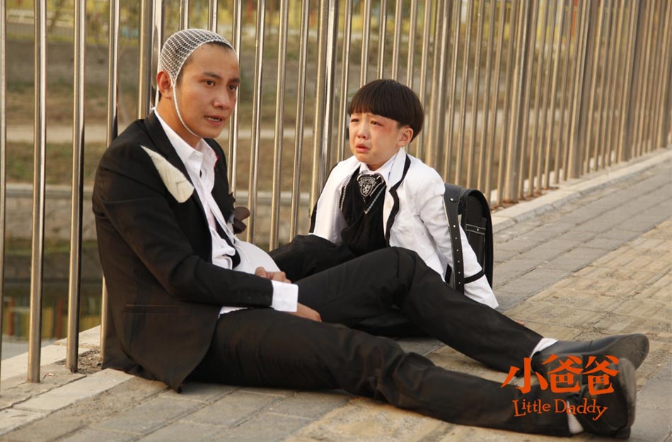 的事业跌入谷底,他开始转型幕后,夫妻俩再次合作了一部剧《剃刀边缘》