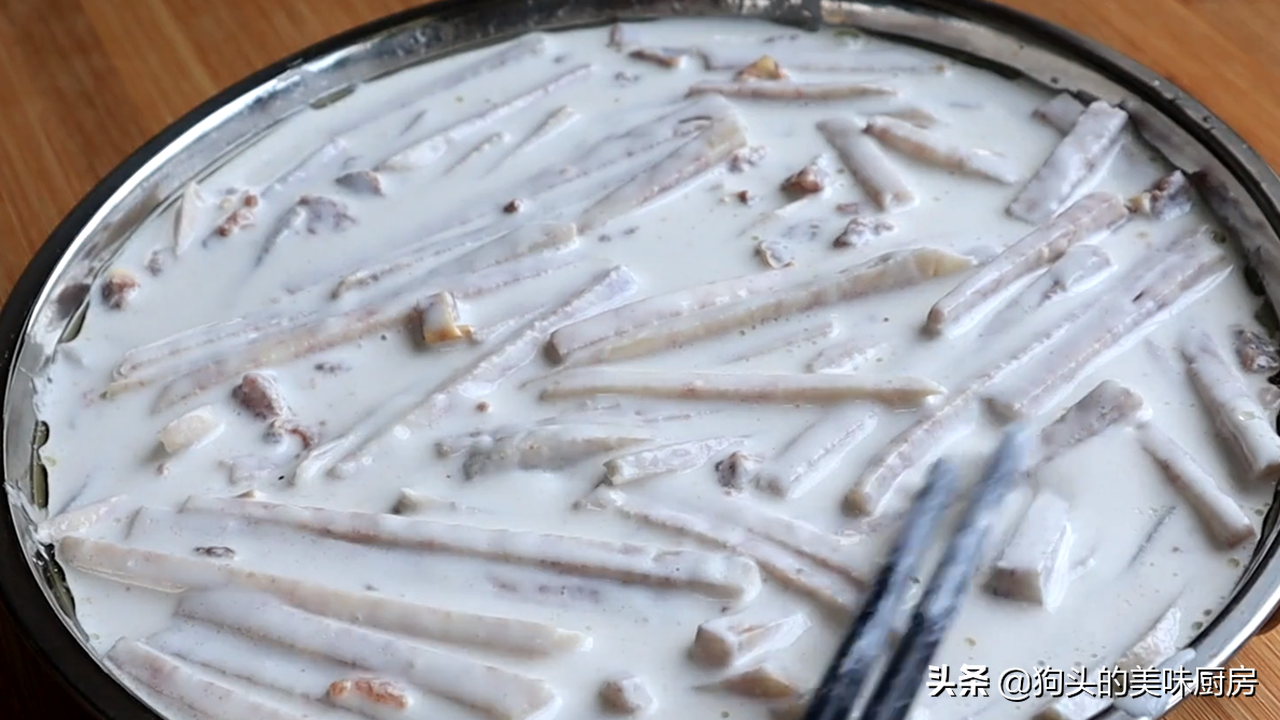 吃芋头的季节，我家经常这样做，咸香软糯做法简单，一大盘都吃光