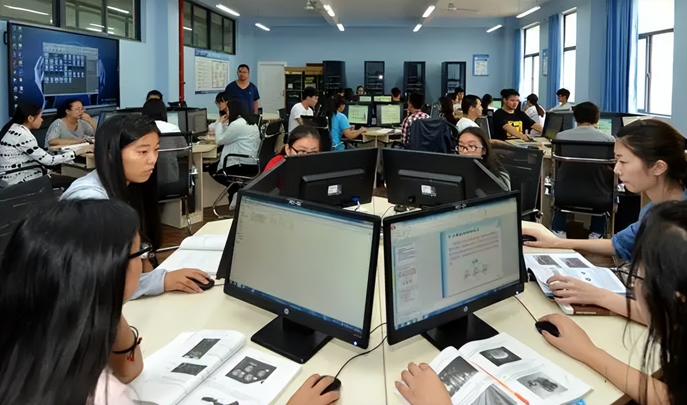 高考分数刚过二本分数线，3个专业可以参考，好就业前景也不差