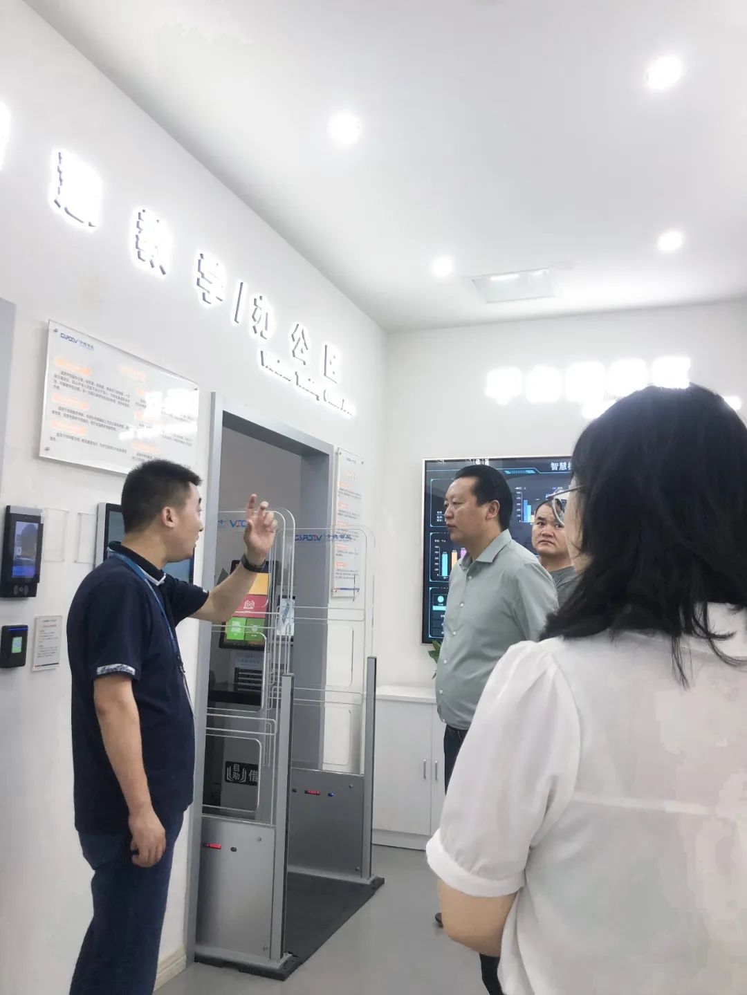 冕寧縣職業(yè)技術(shù)學校領(lǐng)導蒞臨卡德智能調(diào)研交流