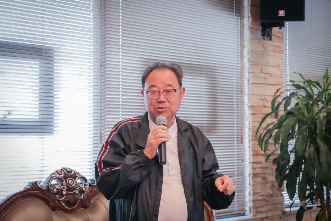 回顾往昔初心如磐温肯签约见证人陈宏峰来校赠书