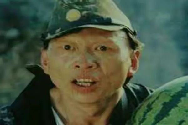 要钱没钱，要貌没貌！7位丑男演员娶的老婆，一个比一个漂亮