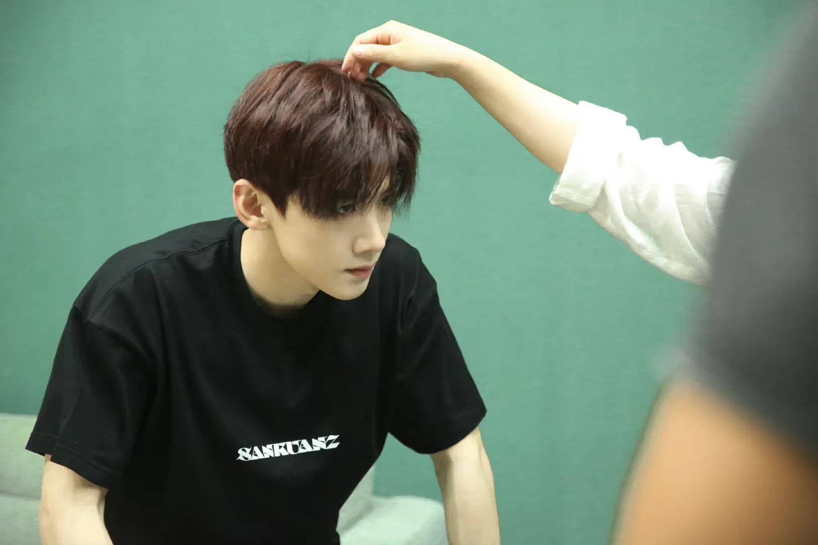 #白敬亭芭莎男士七月刊封面