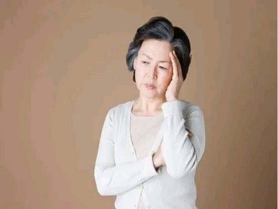 50岁左右的女性出现各种疼痛，可能是更年期问题，该如何补钙