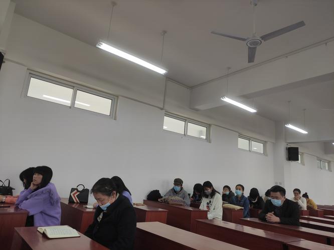 大学生假期封校，学校食堂“幸灾乐祸”，打出一行标语挑衅满满