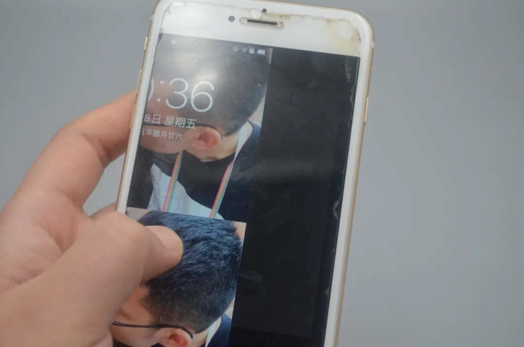 手机自带的手电筒,还隐藏着2个实用功能,一个比一个实用