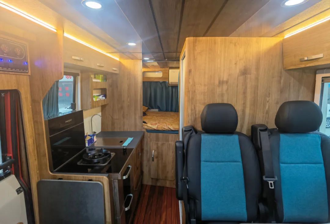 B型房车竟然能有那么大的空间，并且还配有四驱系统，24V双发电机