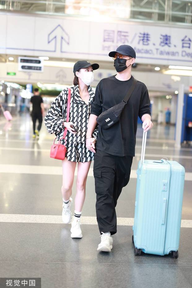 窦骁何超莲现身首都机场 两人十指紧扣甜蜜恩爱