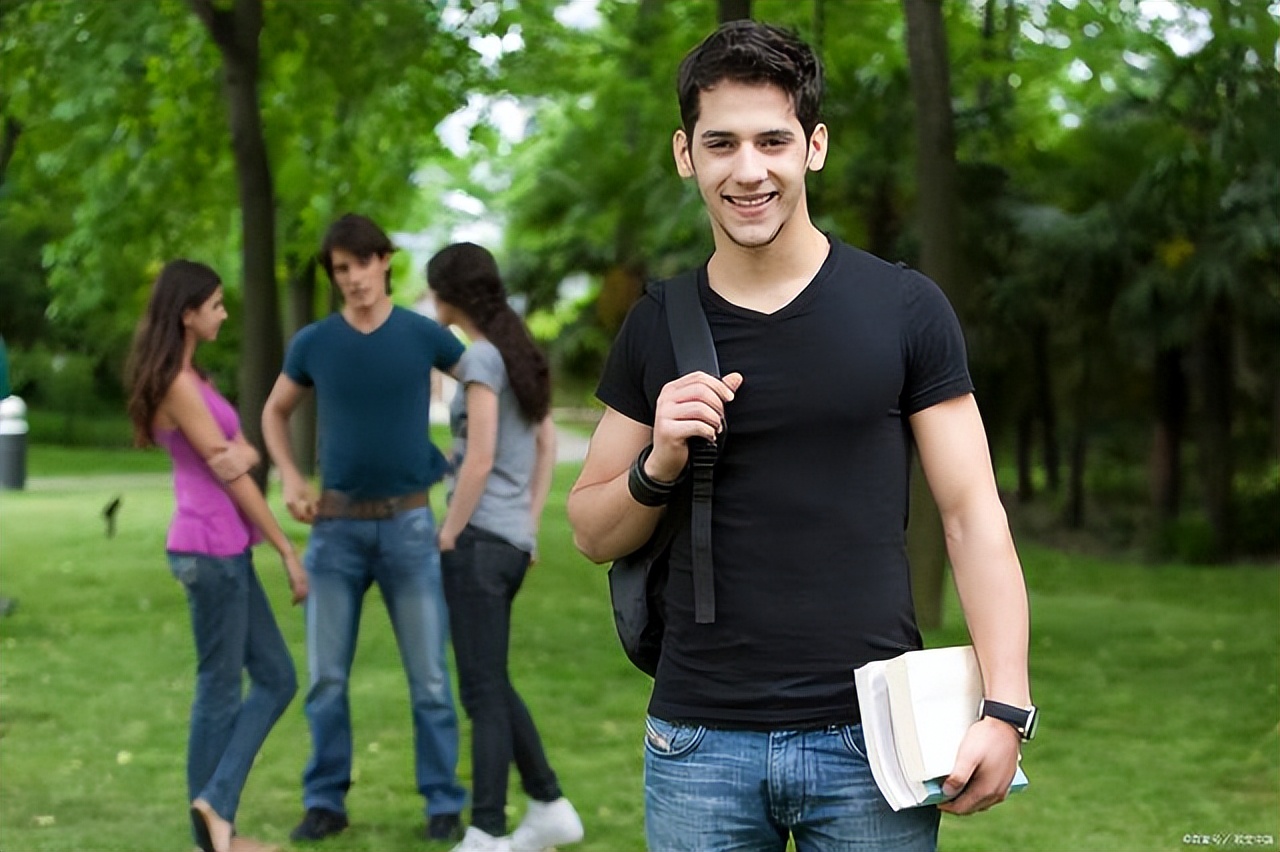 知错犯错：上外男生给女生投放异物，江南大学男生到女浴室偷拍