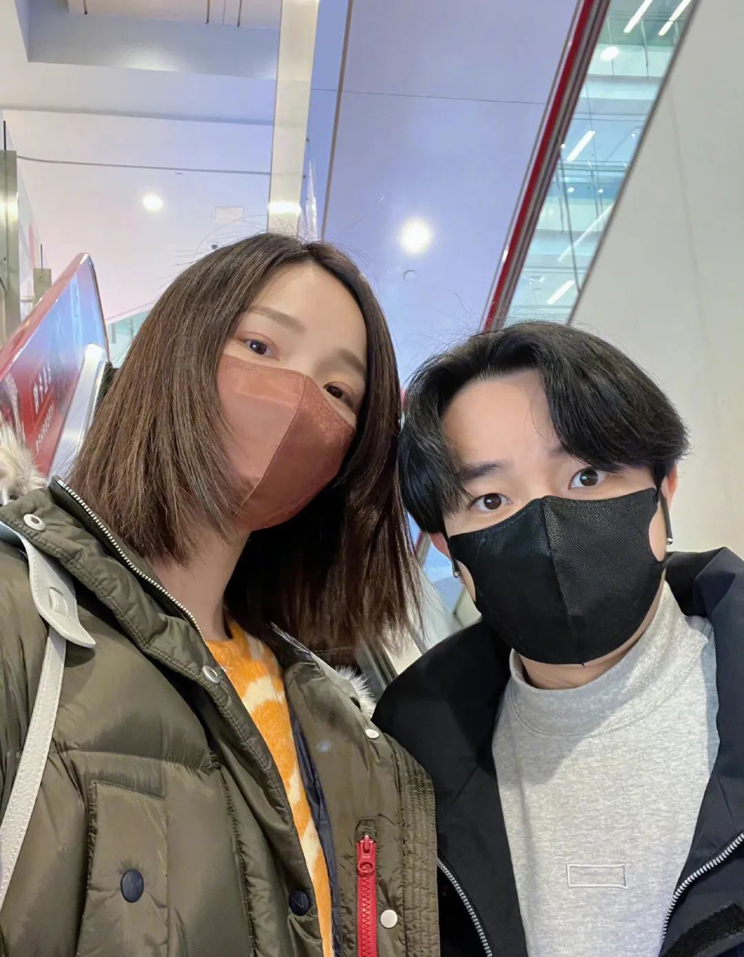 王祖蓝乘飞机变新冠密接者，集中隔离丢了工作，工作室发文报平安