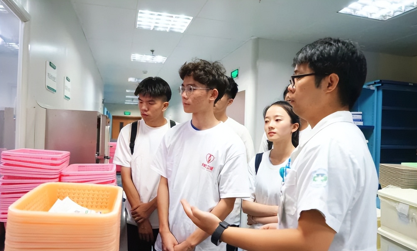 若学生刚过二本分数线，应该是学师范还是学护理？听听学姐的忠告