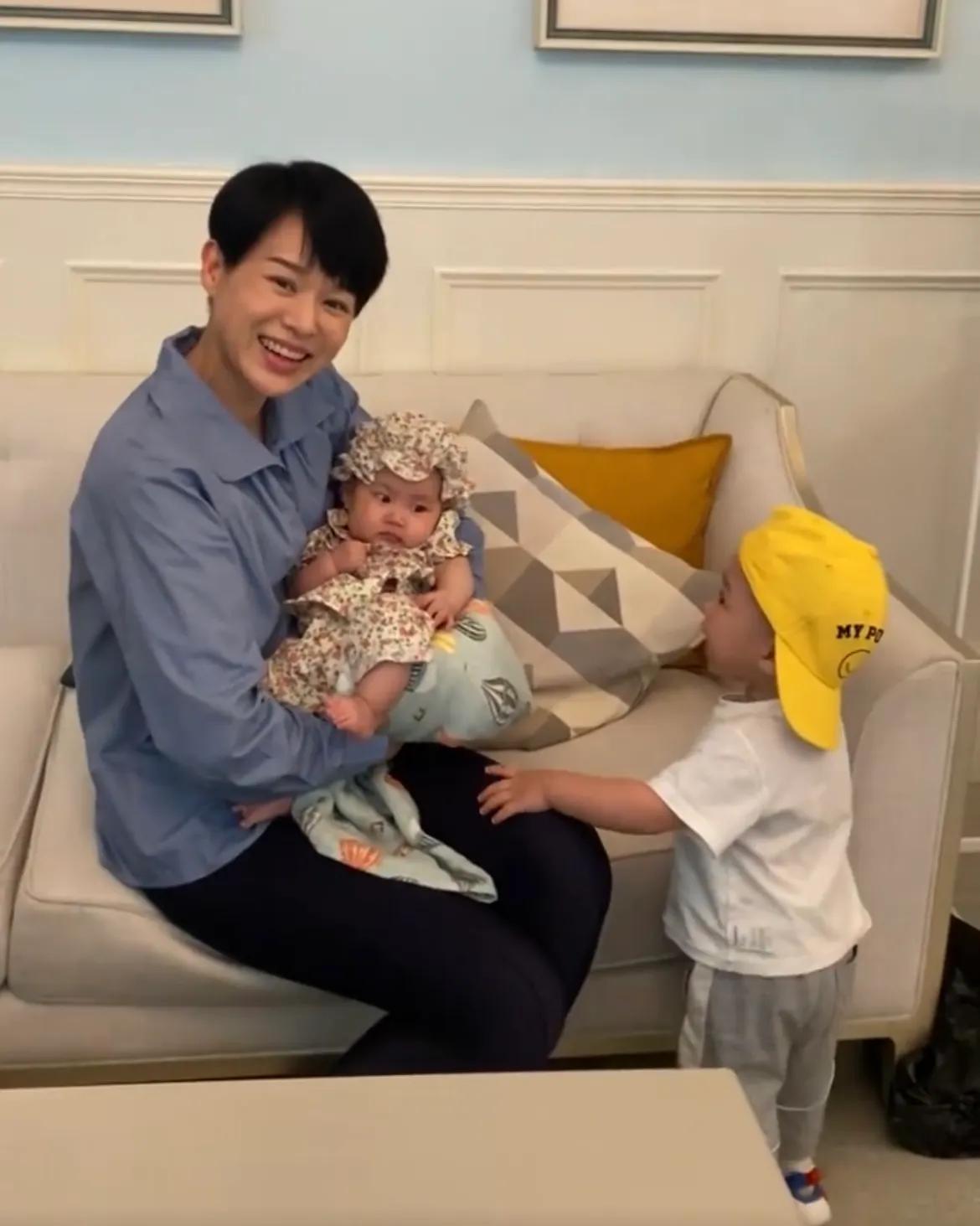胡杏儿抱小妹妹拍戏，1岁小儿子吃醋“争妈妈”，撒娇模样太可爱