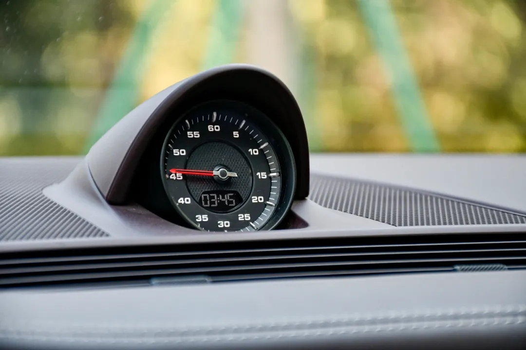 跑车的操控,豪车的舒适,这台保时捷比奔驰更香?