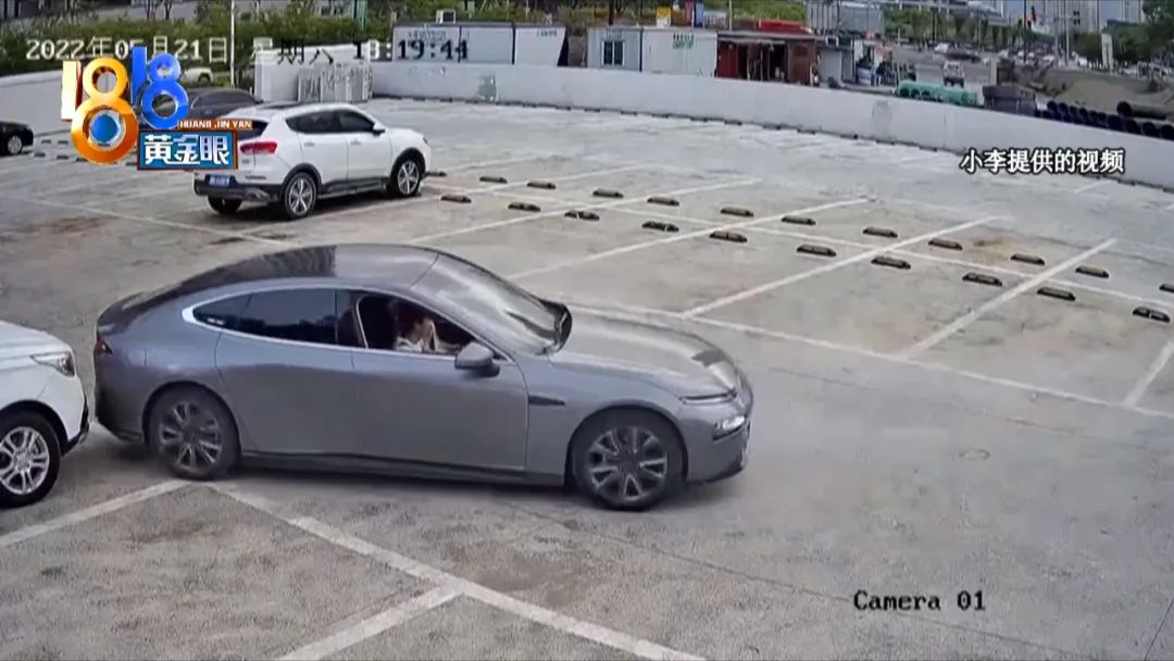 看中“小鹏”自动泊车，倒车直接怼上别的车？