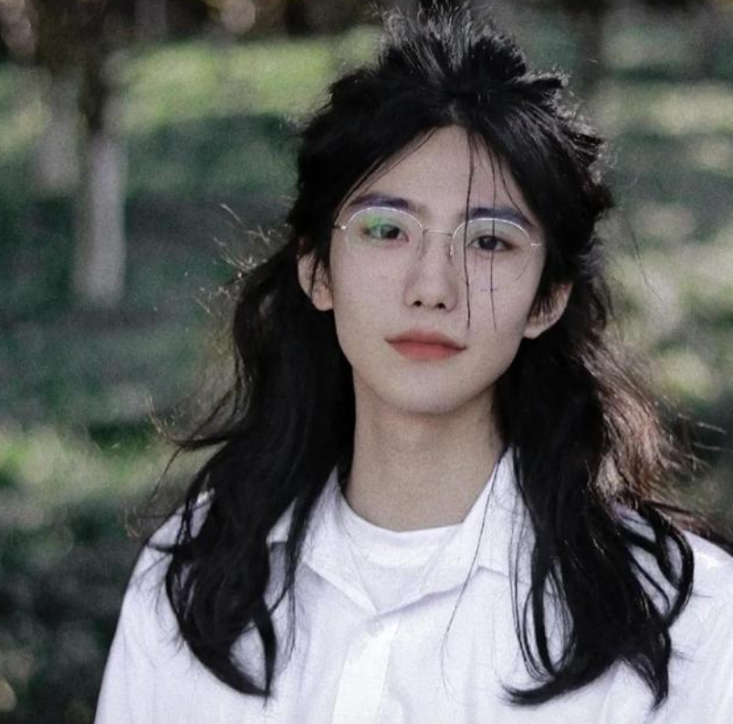 安徽一高校男生走红,长发及腰面容姣好,这就是"撕漫男"吗?