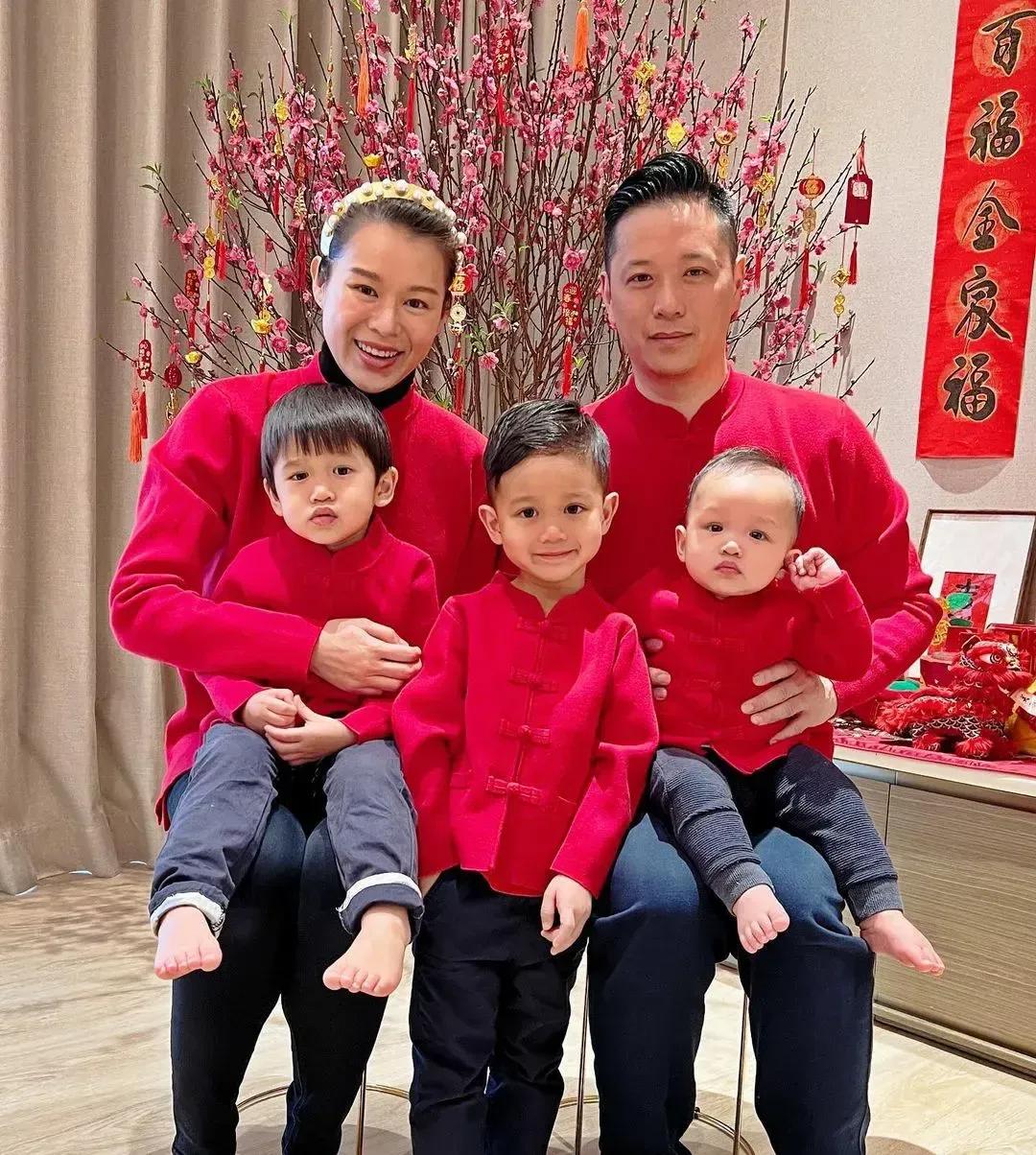 胡杏儿老公晒照为小儿子庆生，1岁奕宏模样呆萌可爱，很像俩哥哥