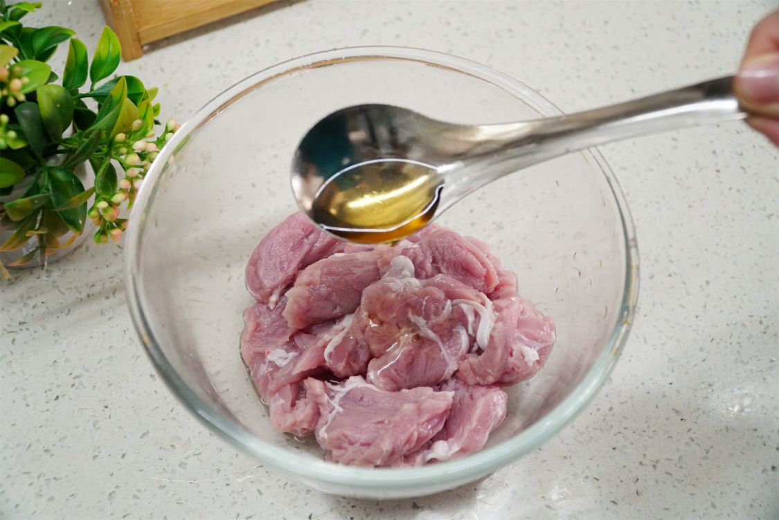 東北大哥指點的鍋包肉，外酥里嫩，果然味道不錯，孩子吃上癮了