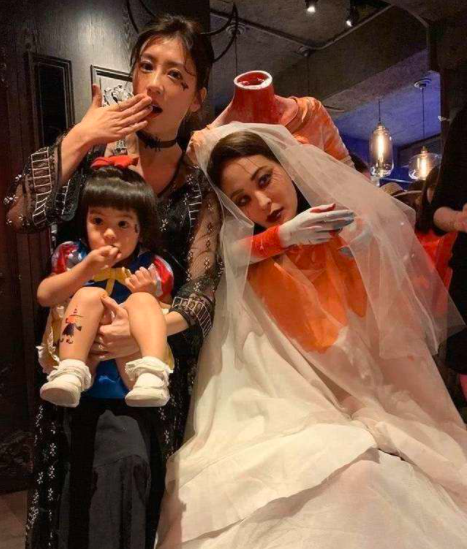 小S和贾静雯相约做足底按摩，俩辣妈各生3个女儿，大谈育儿经