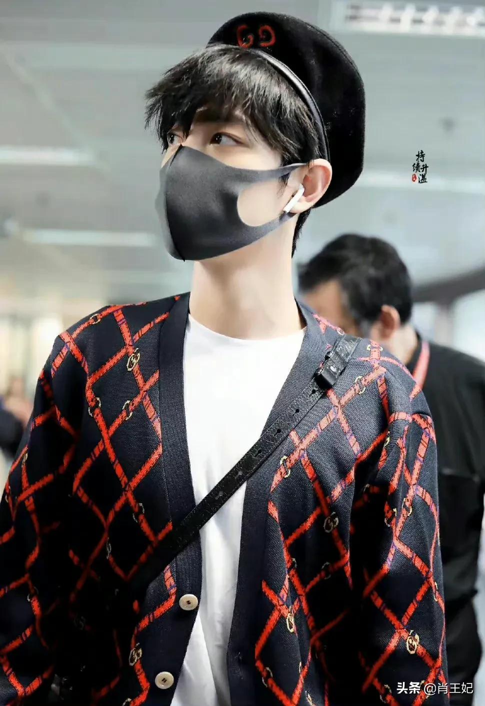 桃桃的一组生图,肖战的眼睛真好看,灵气逼人鲜花与少年绝配