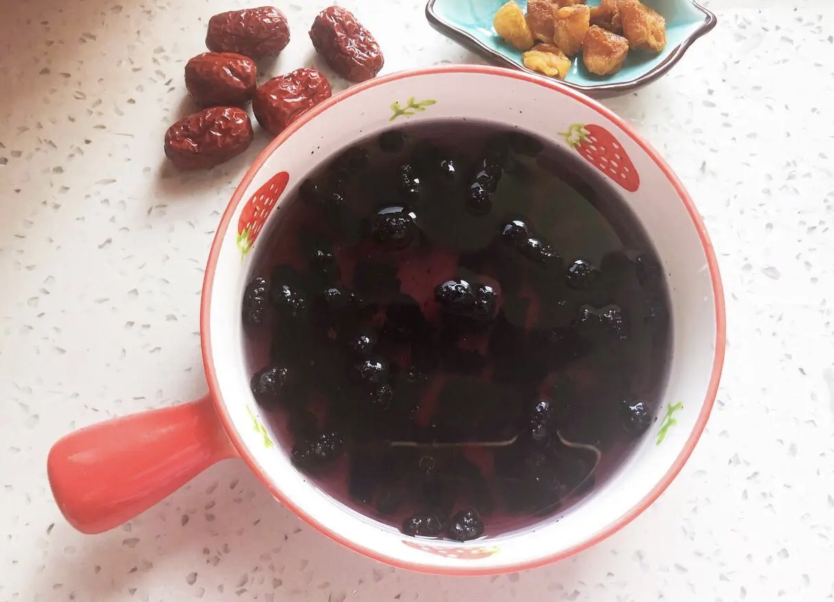 女人30岁以后，这4菜3果要多吃，富含“花青素”，常吃皮肤显年轻