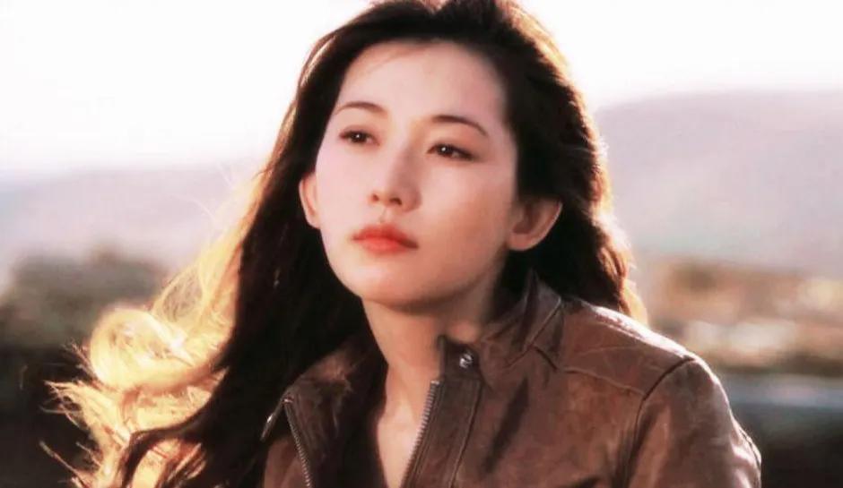 “性感女人”林志玲：“一脱成名”惹争议，马踏胸部吓死人，揪心