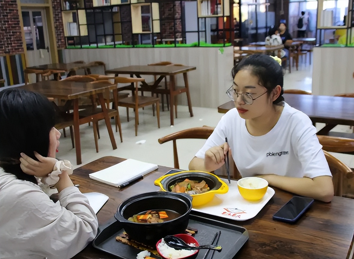 大学食堂WiFi密码火了，文科生表示有点受伤，理科生直言很简单